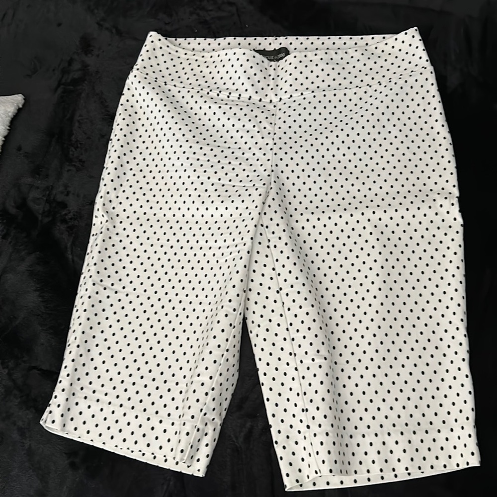 White poka dot Bermuda shorts size 6